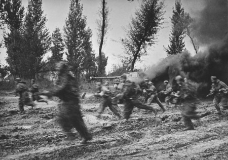 Yakov Rumkin.
The paratroopers’ attack. The second Ukrainian Front. 
1943. 
Collection of Moscow House of Photography