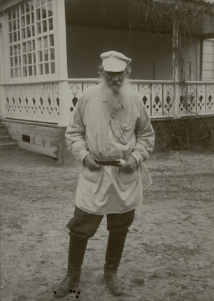 Leo Tolstoy near the terrace of his house in the Yasnaya Polyana homestead. 1909.
Photo by Baranov.
State museum of Leo Tolstoy collection.