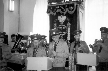 Военный оркестр исполняет «Хава Нагила» на торжественном открытии Хаседа Шломо. Житомир. 
3 июня 1998. 
Фото: И. Шустера