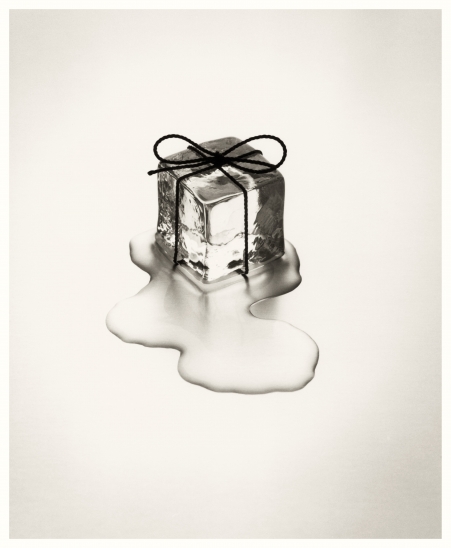 Чема Мадос
Игральная кость/Подарок, 2002
Печать на баритовой бумаге, тонированной сульфидом
© Chema Madoz