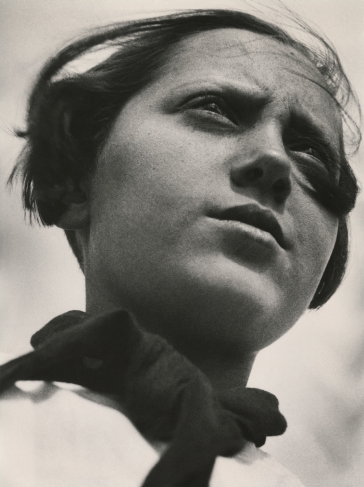 Alexander Rodchenko. Pioneer girl. 1930
Silver gelatin print. MAMM collection