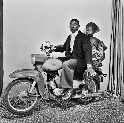 Малик Сидибе.
Студия Малик, Бамако, 1977. 
© Malick Sidibé. Courtesy Collection Maramotti, Italy