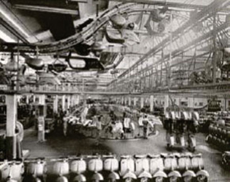 Понтедера (Пиза). Сборочный конвейер завода Пьяджио. 
Около 1959. 
Студия Виллани