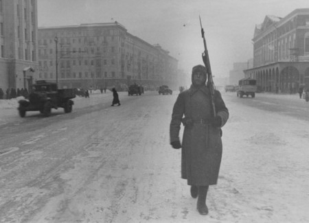 Michael Grachyov.
The commandant’s patrol at the Mossovet. 
1941. 
Collection of Moscow House of Photography