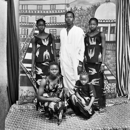 Малик Сидибе.
На фоне нарисованного здания, Студия Малик, Бамако, 1977. 
© Malick Sidibé. Courtesy Collection Maramotti, Italy