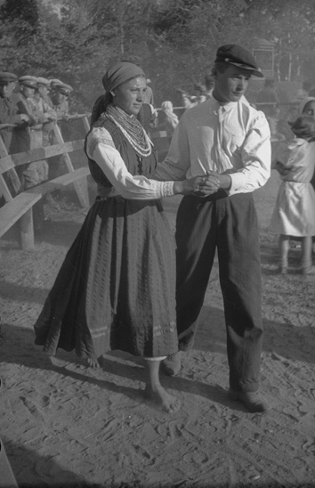 Sergei Shimanski «In the Yard of Collective Farmer Коval’. Village Kamenka, МАSSR (Moldavian Republic)», 1937. From the collection of the «Moscow House of photography»