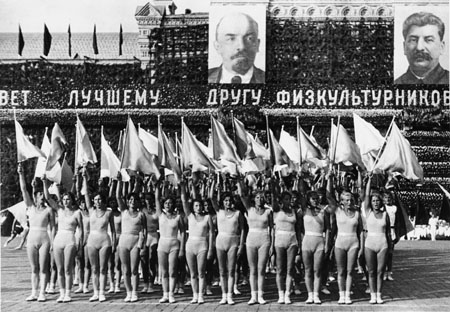 Марк Марков-Гринберг.
Физкультурный парад на Красной площади. Выступление девушек с флажками. 
1935
