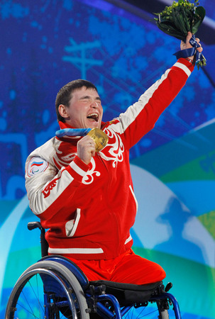 Илья Питалев. Россиянин Ирек Зарипов, завоевавший золотую медаль в лыжной гонке на 10 км сидя, во время церемонии награждения. Уистлер, Канада