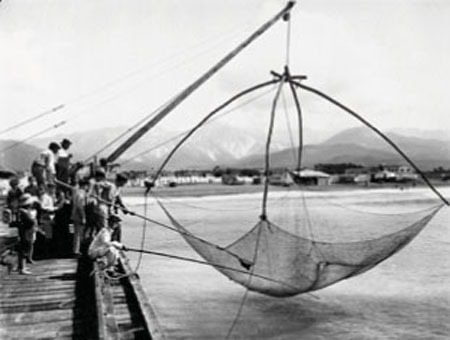 Marina di Carrara: Drop-net fishing.
About 1920. 
Stabilimento Fotografico dei Fratelli Alinari