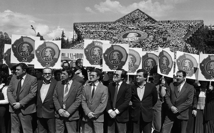 Александр Тамбулов (Грек) (р. 1950).
Ленин с нами. Из цикла «Тбилиси», 1970-е — 1980-е.
Коллекция Государственного музея изобразительных искусств Республики Татарстан