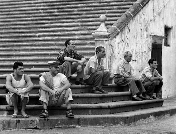 Elio Ciol.
On the Duomo steps.
Amalfi,  1957.
© Elio Ciol