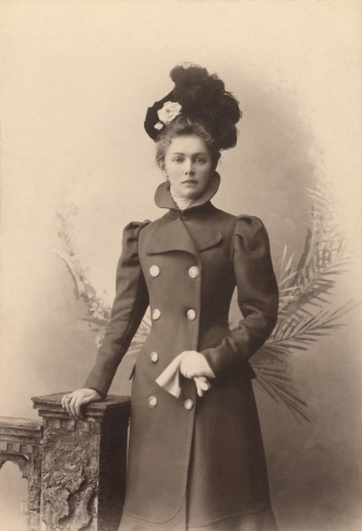 Photo studio of M.T. Sorokin. Portrait of Edith des Fontaines, daughter of Arkhangelsk merchant of the 1st guild Eduard Abramovich des Fontaines. Arkhangelsk. 1900. Matte collodion. MAMM collection