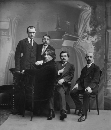 Unknown photographer.
The artist Kazimir Malevich with friends. Left to right: P. Filonov, M. Matyushin (standing); A. Kruchenykh, K. Malevich, O. Shkolnik (seated). 1913.
Collection of Multimedia Art Museum, Moscow / Moscow House of Photography Museum