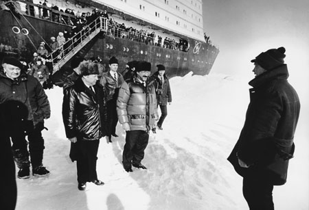 Неизвестный автор.
Руководитель экспедиции атомного ледокола «Сибирь» на Северный полюс А. Чилингаров принимает рапорт. 
1987