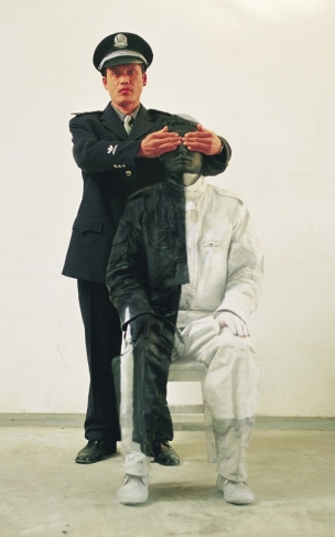 Liu Bolin.
Civilian and Policeman No.2.
From the ‘Hide in the City’ series – 16, 2006.
Digital print.
© Courtesy of Liu Bolin / Galerie Paris-Beijing