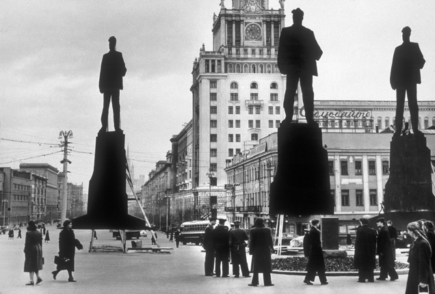 Choosing the position for the statue of Vladimir Mayakovsky. Moscow, 1958
From the MAMM/MDF collection