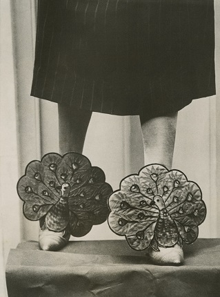 Неизвестный автор.
Язычок с павлином. Выставка обуви в Лондоне. 
Лондон,
1922.