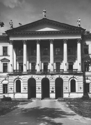 Sergei Shimansky.
Portico of the State Assignation Bank from Sadovaya Street.
Architect Giacomo Quarenghi.
Leningrad.
1949.
Collection of Multimedia Art Museum, Moscow