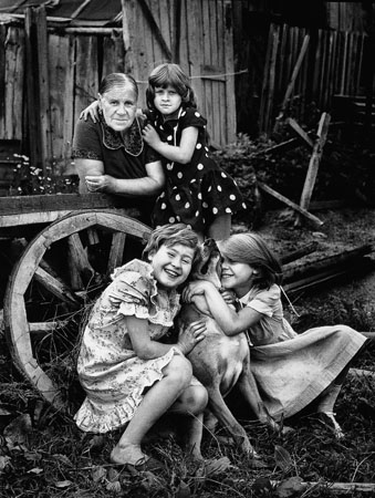 Alexander Fursov.
Grandmother’s Grandchildren. 
1985. 
Author’s property