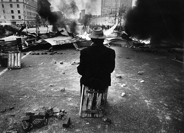 Eddie Opp / Kommersant.
The old man sits on a box in front of a burning
barricade during the October
events of 1993 – attempts
coup d 'etat
the building of the Supreme Council. 10/04/1993.
Russia Moscow
