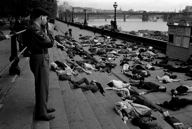 Philip Jones Griffiths.
Ban the Bomb enactment showing casualties, Embankment.
London, 1962.
Courtesy of the Philip Jones Griffiths Foundation and Trolley Books.
© Philip Jones Griffiths Foundation