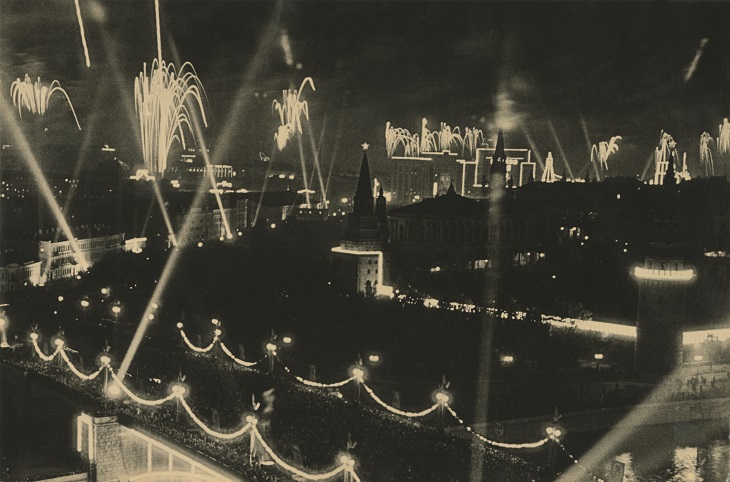 Emmanuil  Evzerikhin.
Festive fireworks over Moscow.
1950s.
Gelatin silver print by the artist.
Borodulin Collection.