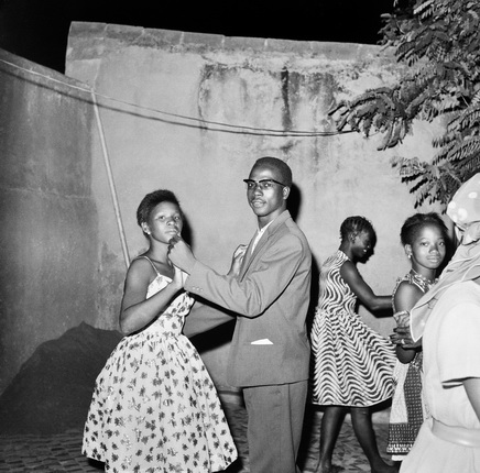 Malick Sidibé.
Les Trois Fumeurs, Bamako, 1962.                                       
© Malick Sidibé. Courtesy Collection Maramotti, Italy