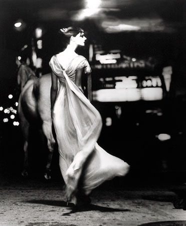 Lillian Bassman.
Anneliz Suber, Times Square, New-York.
The New York Times Magazines. 
1997. 
© Lillian Bassman, Hovard Grinberg gallery, New-York