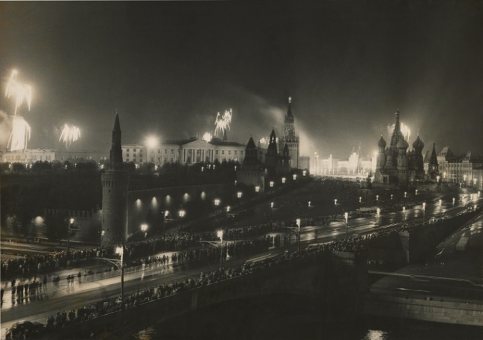 Emmanuil  Evzerikhin.
Moscow by night.
1960s.
Gelatin silver print by the artist.
Collection of the Multimedia Art Museum, Moscow.