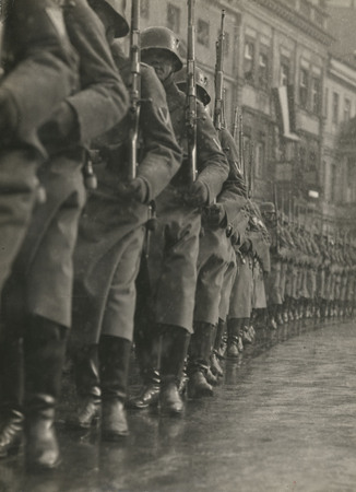 Martin Munkacsi.
“Tag von Potsdam” – The German Army marches out. Potsdam.
March 21, 1933.
In: Berliner Illustrirte Zeitung special edition 21.3.1933.
Vintage print.
Courtesy: ullstein bild