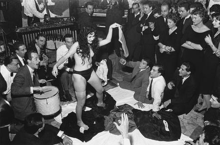 Tazio Secchiaroli.
Stripper Aicha Nane at restaurant “Rougantino”. 
1958. 
©Tazio Secchiaroli fund