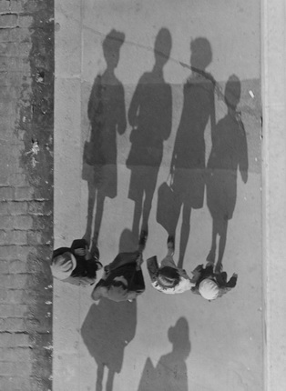 André Kertész.
Shadows, 1933.
Modern silver gelatin print.
Ministère de la Culture et de la Communication / Médiathèque de l’architecture et du patrimoine / Dist. Rmn.
© André Kertész
