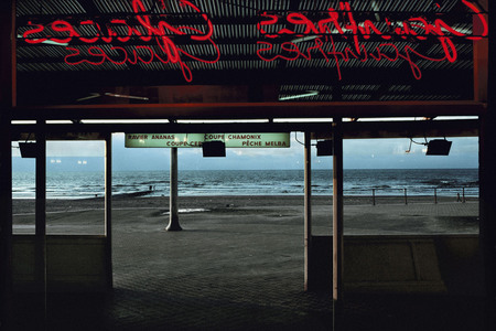 Гарри Груйер.
Бельгия. Городок Остенде. Пляжное кафе. 
1988. 
© Harry Gruyaert/Magnum Photos