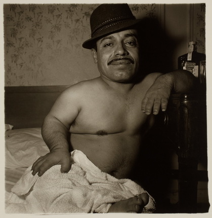 Диана Арбус.
Лауро Моралес, карлик-мексиканец в комнате отеля.
США, 1970.
Серебряно-желатиновый отпечаток.
Предоставлено фотоузеем WestLicht, Вена