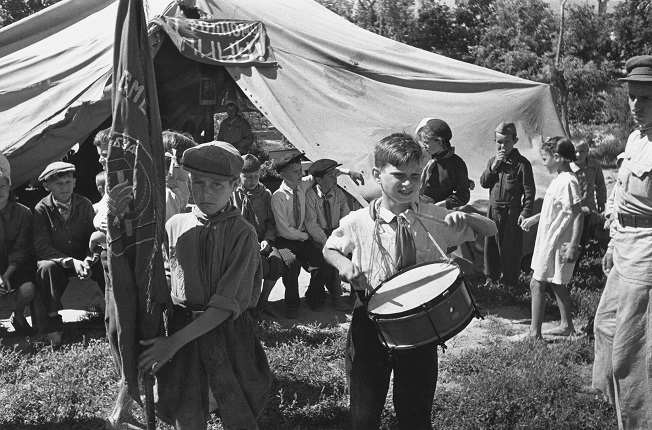 Евгений Умнов.
Пионерский лагерь в Сталинграде. 17 июня 1944. Собрание МАММ