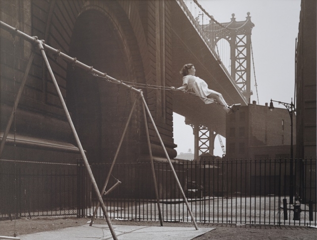 Walter Rosenblum.
Girl in swing.
From the ‘Pitt Street’ series, 1938.
Digital print.
Rosenblum Photography Archive