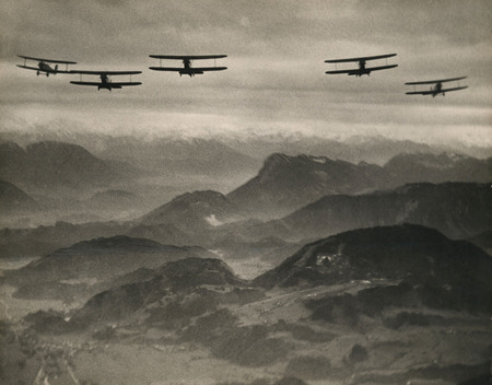 Martin Munkacsi.
The Munich flying school. An airplane relay over the Alps. Bavarian Alps.
1928.
Vintage print.
Courtesy: ullstein bild