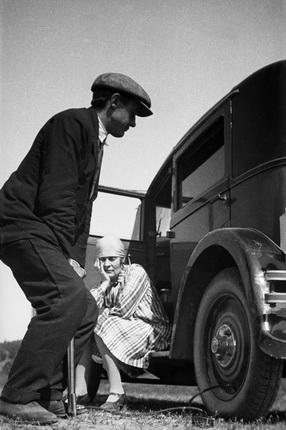 Alexander Rodchenko.
Repair of the wheel. From the ‘Voyage to Leningrad on the Mayakovsky’s car Renault’ series. 1929.
Modern print from artist’s negative.
MAMM collection