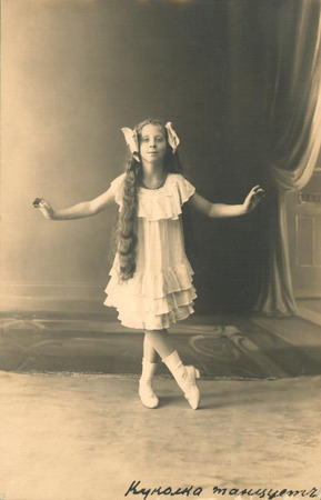 Unknown author.
Poppet is dancing. 
1910-е.
Moscow House of Photography collection