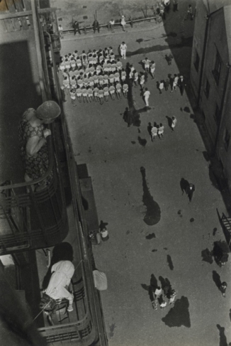 Alexander Rodchenko.
People Gathering to Take Part in a Demonstration. 1928 (1933).
Artist print.
Collection of the Moscow House of Photography Museum.
© A. Rodchenko – V. Stepanova Archive. 
© Moscow House of Photography Museum