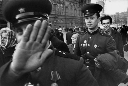 Mark Riboud.
Moscow, policeman. 
1967. 
The collection of the author, Paris