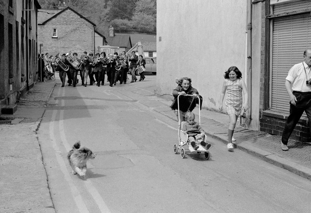 David Hurn.
Llanidloes. The local brass band lead the last Civic Parade to be held in Llanidloes.
From the series ‘Land of My Father’.
1973.
© Magnum Photos