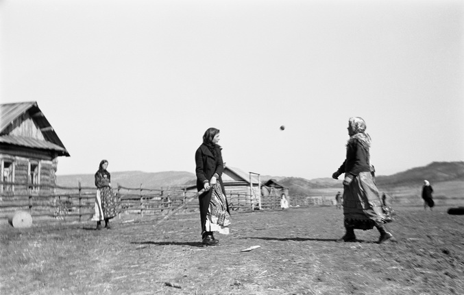 Yamazoe Saburo.
Game of lapta. Agapeya Seletkova is the pitcher, Vera Malakhova is the hitter.
Romanovka village, Manchuria.
1938–41.
Arseniev State Museum of Primorsky Region in Vladivostok