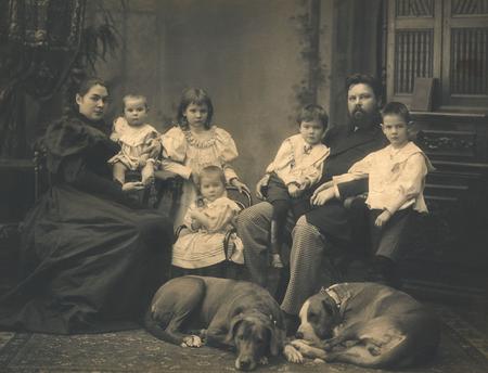 Peter Pavlov.
Family of the doctor. 
1910. 
Collection of the Moscow House of photography