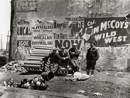 Натан Лернер.
Мужчины у стены. Улица Максвелл. Чикаго. 
1936