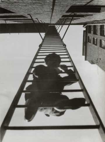Alexander Rodchenko.
Fire Escape (with a man). From the series “House in Miasnitskaya St”. 1925.
Collection of the Moscow House of Photography Museum.
© A. Rodtschenko – V. Stepanova Archive. 
© Moscow House of Photography Museum