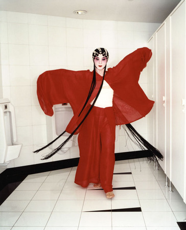 Беттина Реймс.
Цзинь Хин, в туалете большого театра в Шанхае, в наряде от Максим.
Из серии «Шанхай». 
Апрель 2002