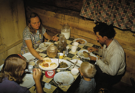 Расселл Ли.
Семейство Коудиллов обедает в своей землянке. Пай Таун, Нью-Мексико. 
1940. 
© Library of Congress, Washington