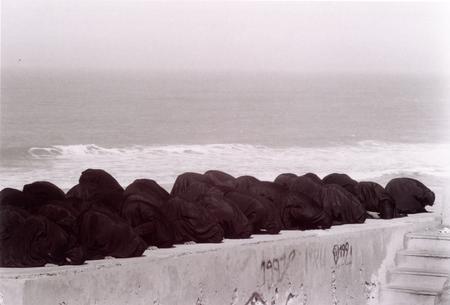Ширин Нешат.
Безмолвие. Из серии «Экстаз». 
1999. 
Галерея Жером де Нуармон, Франция