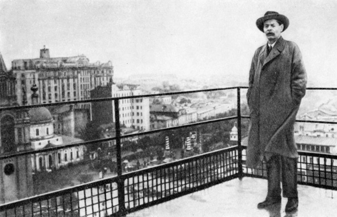 Nikolay Petrov
Maxim Gorky on the roof of the building of Izvestia. Moscow. 1928